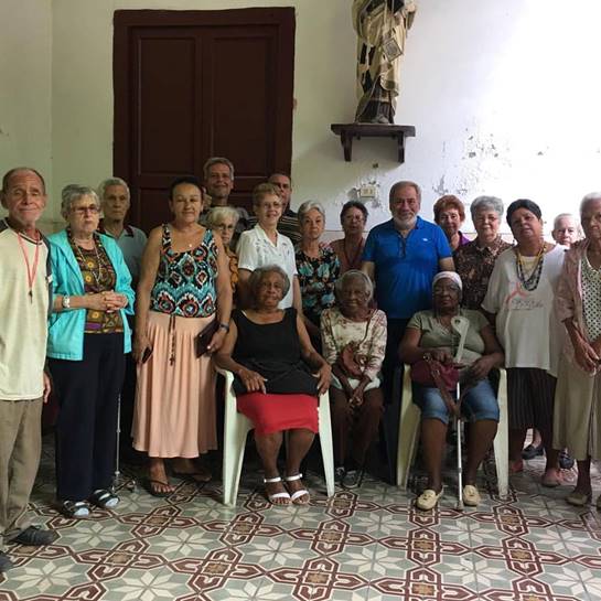 La imagen puede contener: 17 personas, personas sonriendo, personas de pie